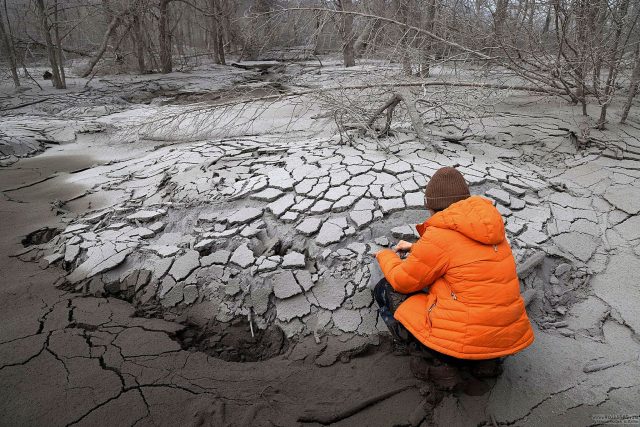 Nach dem schlimmsten Ascheregen seit 60 Jahren auf der russischen Halbinsel Kamtschatka ist nahe dem ausgebrochenen Vulkan Schiwelutsch der Ausnahmezustand ausgerufen worden.
