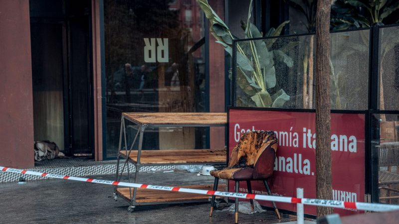 Vom Brand zerstörtes Mobiliar vor dem Restaurant «Burro Canaglia» in Madrid.