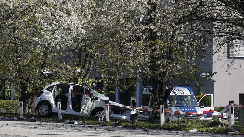 Das Unfall-Auto nach einem Frontalzusammenstoß mit einem anderen Auto in Graz.