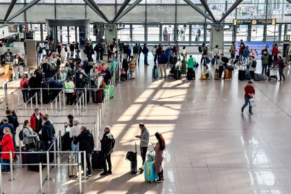 Warnstreik am Flughafen Berlin-Brandenburg: Keine Abflüge am Montag