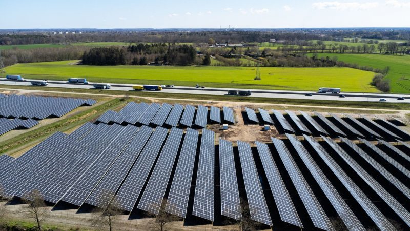 Die neue Solaranlage in Schleswig-Holstein - sie soll den Grünstromanteil im Netz der Deutschen Bahn erhöhen.