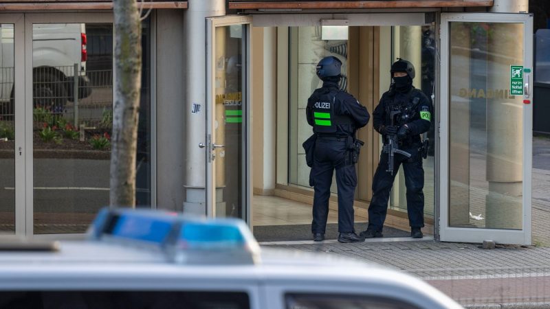 Polizisten im Einsatz: Bei einer Attacke in einem Duisburger Fitnessstudio sind am Dienstagabend mehrere Personen schwer verletzt worden.