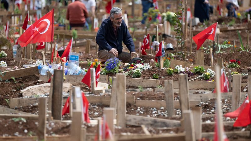 Auf einem Friedhof außerhalb der Metropole Kahramanmaras trauern Angehörige an den Gräbern ihrer bei dem Erdbeben in der Türkei getöteten Verwandten. Auf dem Friedhof wurden seit dem Beben im Februar mehr als 6000 neue Gräber angelegt, ständig kommen weitere hinzu.