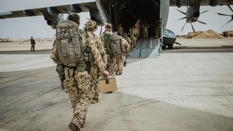 Auf der Luftwaffenbasis Al-Asrak in Jordanien steigen Soldaten der Bundeswehr in eine Bundeswehrmaschine, um in den Sudan zu fliegen.