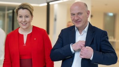 Berlins Rergierende Bürgermeisterin Franziska Giffey (SPD) und CDU-Spitzenkandidat Kai Wegner nach der Vorstellung des ausgehandelten Koalitionsvertrags.