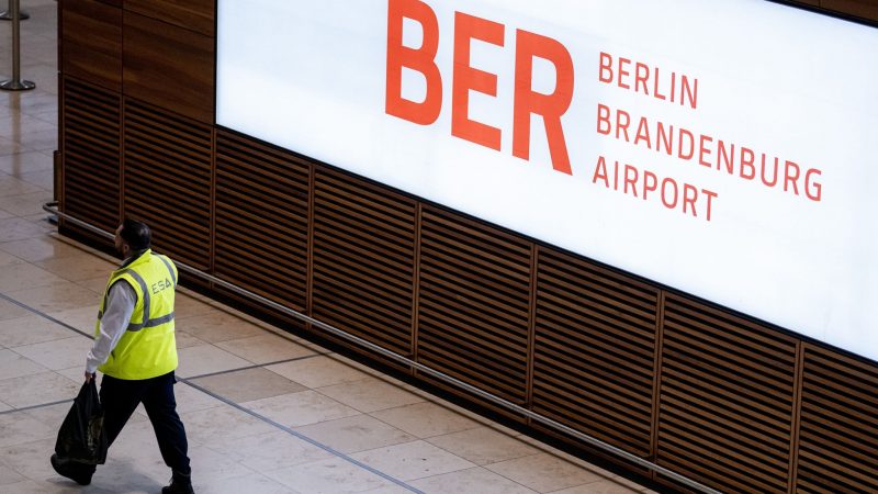 Flughafen. Die Halle am Terminal 1 bleibt bei Warnstreiks von Verdi am BER-Flughafen fast leer.