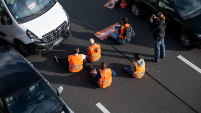 Klimaproteste blockieren erneut Rettungswagen – Verkehr rollt wieder