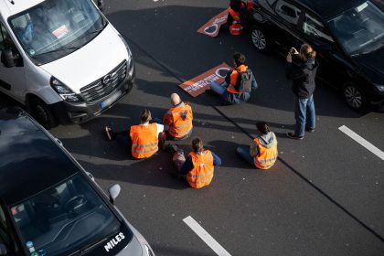 Klimaproteste blockieren erneut Rettungswagen – Verkehr rollt wieder
