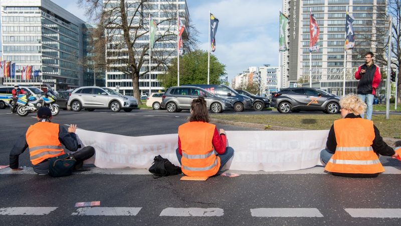 Mehrere Straßenblockaden der Klimagruppe Letzte Generation haben zum Wochenstart zu Staus und Behinderungen auf Berlins Straßen geführt. Die Polizei sprach von mehr als 30 Aktionen im Stadtgebiet, an denen Klimaaktivisten auf der Straße standen, dort festgeklebt waren oder Transparente hielten.