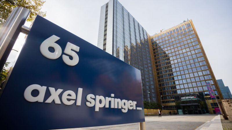 Der Medienkonzern Axel Springer hat gegen Julian Reichelt eine Strafanzeige eingereicht.
