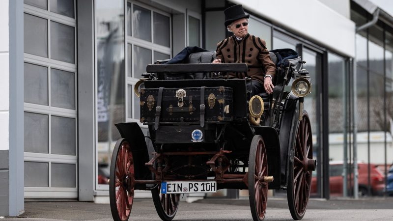 Besitzer Karl-Heinz Rehkopf kommt mit seiner Benz Victoria Nummer 99 zur Tüv-Hauptuntersuchung.