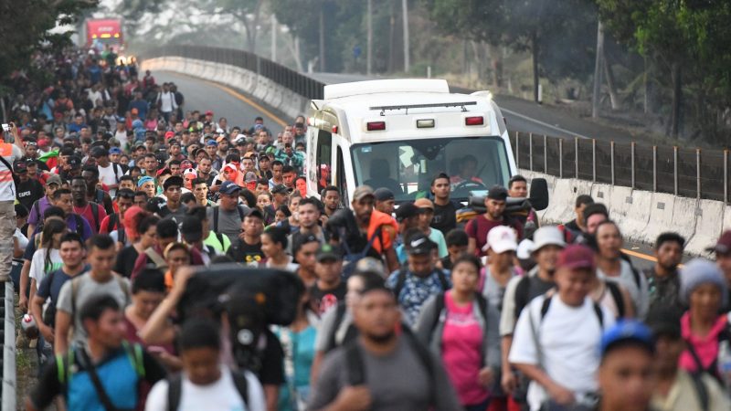 Zahlreiche Migranten gehen am Rande einer Landstraße im Süden Mexikos in Richtung Norden. Die Karawane war am Sonntagmorgen in Tapachula an der Grenze zu Guatemala gestartet. Ihr Ziel ist zunächst die Hauptstadt Mexiko-Stadt - und für viele die USA.