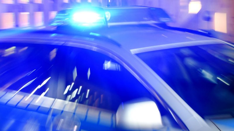 Ein Streifenwagen der Polizei steht mit eingeschaltetem Blaulicht auf einer Straße. Eine Gruppe Männer hat in Hamburg auf einen 31-Jährigen geschossen. (Archivbild)