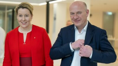 Franziska Giffey (SPD), Regierende Bürgermeisterin von Berlin, und Kai Wegner, Vorsitzender der CDU Berlin, nach einem Pressetermin zur Vorstellung des ausgehandelten Koalitionsvertrags.