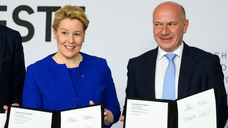 Die bisherige Regierende Bürgermeisterin und designierte Berliner Senatorin für Wirtschaft, Energie und Betriebe, Franziska Giffey (SPD), und der designierte Regierende Bürgermeister, Kai Wegner (CDU), nach der Unterzeichnung des Koalitionsvertrages 2023-26 von CDU und SPD.