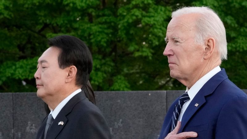 US-Präsident Joe Biden (r.) und der südkoreanische Präsident Yoon Suk Yeol halten nach einer Kranzniederlegung inne, als sie das Korean War Veterans Memorial in Washington besuchen.