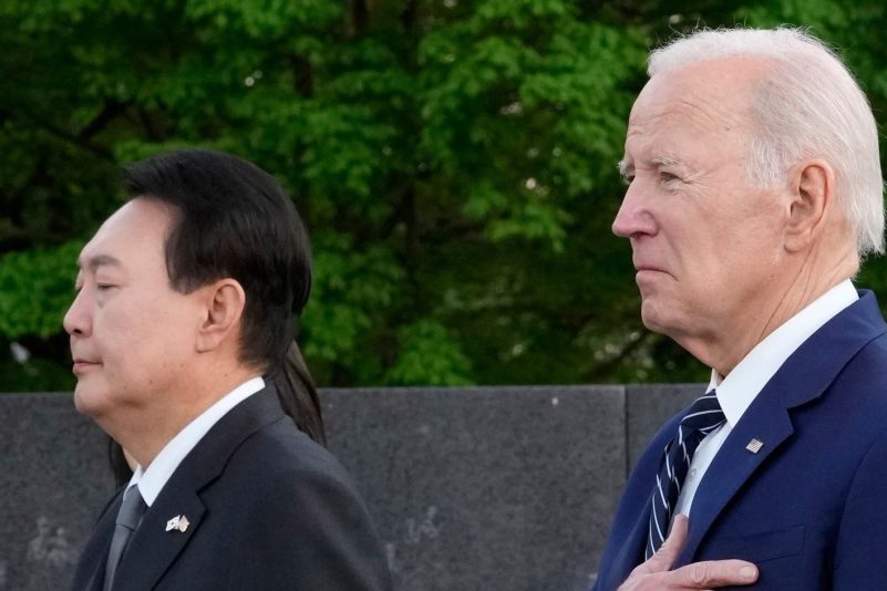 US-Präsident Joe Biden (r.) und der südkoreanische Präsident Yoon Suk Yeol halten nach einer Kranzniederlegung inne, als sie das Korean War Veterans Memorial in Washington besuchen.