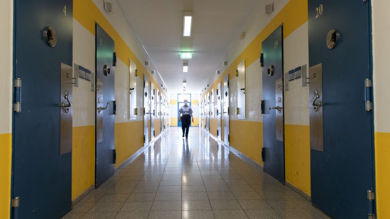 Eine Justizbeamtin geht durch einen Gefangenentrakt in der Justizvollzugsanstalt Herford. Ein 17-Jähriger, der Anfang 2023 in Ibbenbüren eine Lehrerin getötet haben soll, ist dort tot aufgefunden worden.