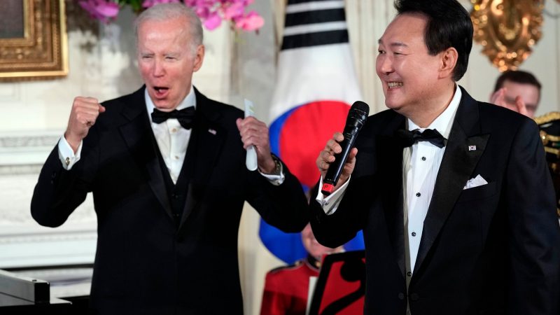 Südkoreas Präsident Yoon Suk Yeol singt nach dem Staatsdinner das Lied American Pie von Don Mclean, einer seiner Lieblingssongs. US-Präsident Joe Biden ist sichtlich begeistert.