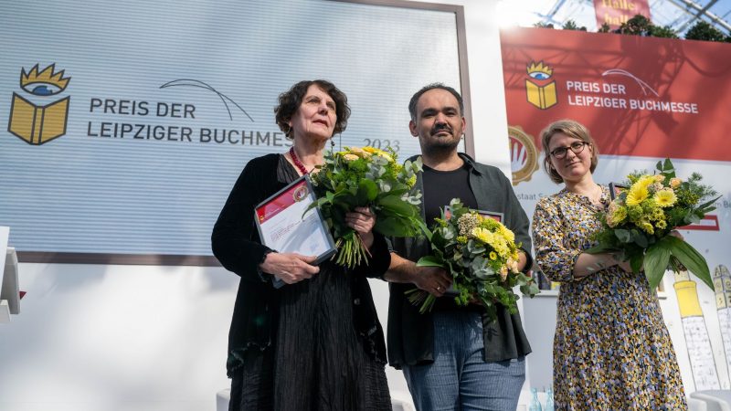 Die Autorin Regina Scheer (v.l.), Dinçer Güçyeter und Johanna Schwering wurden auf der Buchmesse ausgezeichnet.