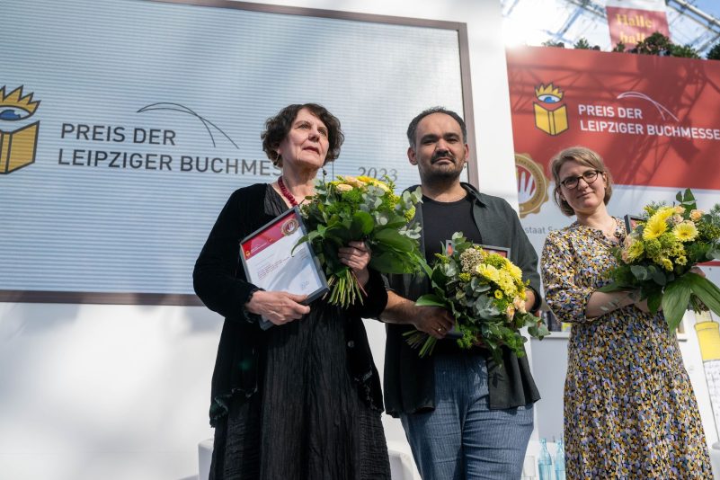 Die Autorin Regina Scheer (v.l.), Dinçer Güçyeter und Johanna Schwering wurden auf der Buchmesse ausgezeichnet.