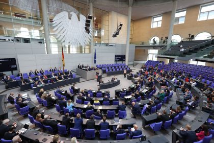 Blick in eine Sitzung des Deutschen Bundestages im Plenarsaal des Reichstagsgebäudes.