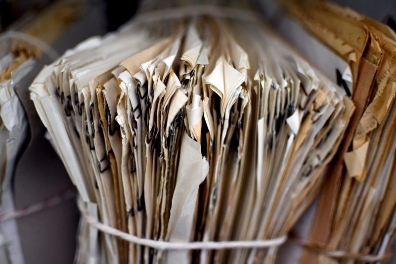 Akten im Archiv des Bundesbeauftragten für die Unterlagen der Staatssicherheit der ehemaligen DDR (BStU). Beschäftigte der Stasi hatten 1989 und 1990 in großem Stil Akten des Geheimdienstes geschreddert.