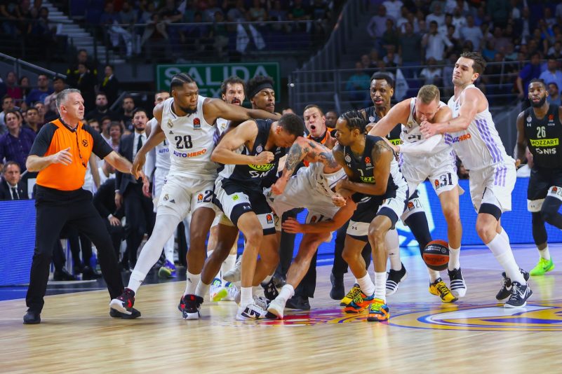 Das Euroleague-Spiel Real Madrid gegen Partizan Belgrad wurde nach einer Massenschlägerei abgebrochen.