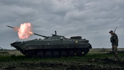 Ein ukrainischer Schützenpanzer feuert auf russische Stellungen in der Region Donezk.