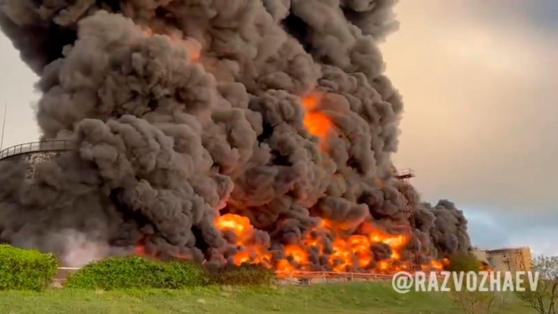 Der Gouverneur von Sewastopol hat ein Foto des brennenden Treibstofftanks auf Telegram verbreitet.