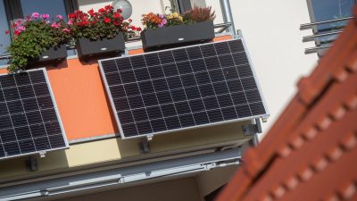 Solarmodule für ein sogenanntes Balkonkraftwerk hängen an einem Balkon in Stralsund.