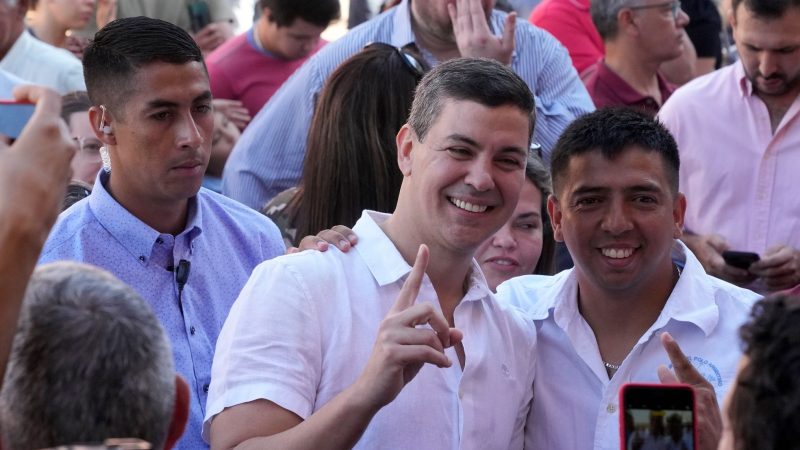 Selfie mit dem Präsidentschaftskandidaten Santiago Peña (M) in einem Wahllokal in Asunción.