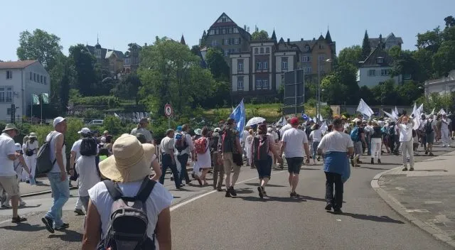 „Hinauf, hinauf zum Schloss!“: Demozug quer durch die Neustadter City am 28. Mai 2023