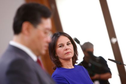 Überraschungsbesuch: Baerbock trifft Chinas Außenminister in Berlin