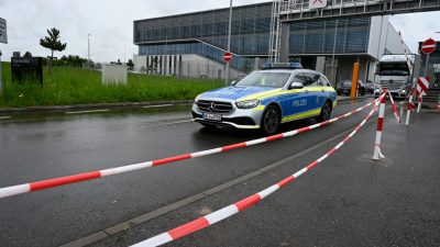 „Wir sind alle tief betroffen“: Tödliche Schüsse im Mercedes-Werk – Unklares Motiv