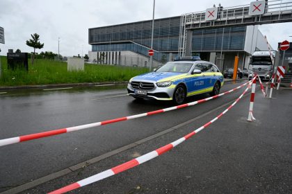 „Wir sind alle tief betroffen“: Tödliche Schüsse im Mercedes-Werk – Unklares Motiv