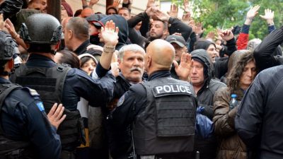 Eskalation im Kosovo: Ethnische Serben versuchen, in Regierungsgebäude einzudringen