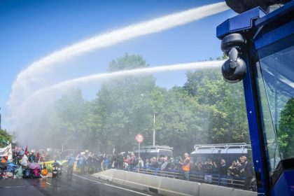 Mit Wasserwerfern gegen „Extinction Rebellion“ – 1.500 Festnahmen