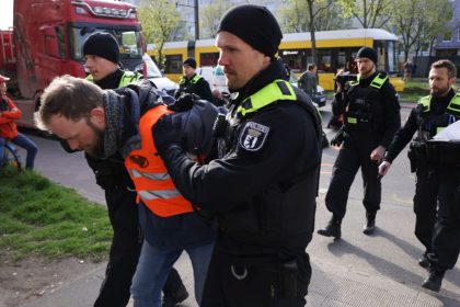 Klimaaktivist scheitert mit Eilantrag gegen Schmerzgriff durch Polizei