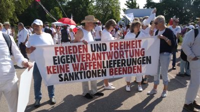 Großdemo ganz in Weiß: Über 5.000 Personen friedlich beim Hambacher Fest