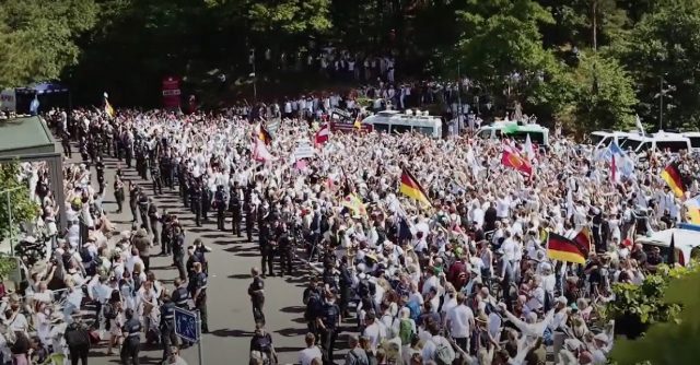 Am 28. Mai 2022 wurden rund 3.000 Demonstranten unterhalb des Hambacher Schlosses stundenlang festgehalten. Doch die Menschen feierten bei massiver Polizeipräsenz einfach friedlich weiter.