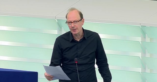 Martin Sonneborn („Die PARTEI") bei seiner satirischen Brandrede gegen EU-Kommissionspräsidentin von der Leyen. Foto: Screenshot/Twitter/Martin Sonneborn