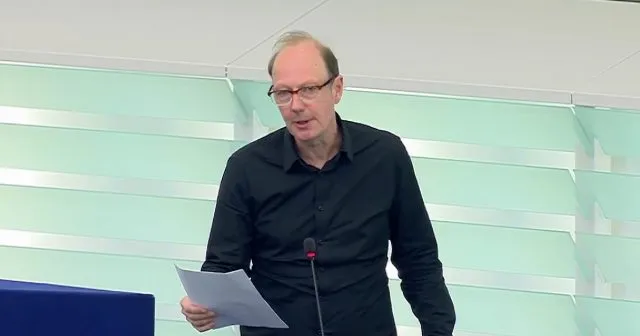 Martin Sonneborn („Die PARTEI&quot;) bei seiner satirischen Brandrede gegen EU-Kommissionspräsidentin von der Leyen. Foto: Screenshot/Twitter/Martin Sonneborn