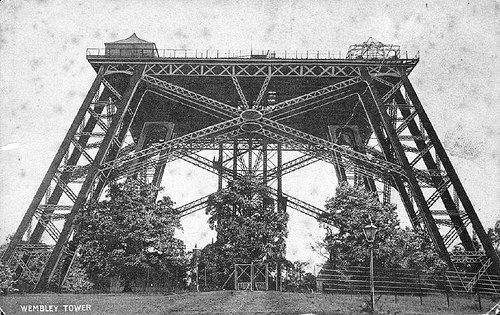 Fertigstellung der ersten Ebenen im September 1895. Bis zur Zielhöhe fehlt noch fast exakt ein Eiffelturm.