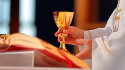 Frankreich: Priesterausweis mit QR-Code soll Missbrauchsfälle verhindern