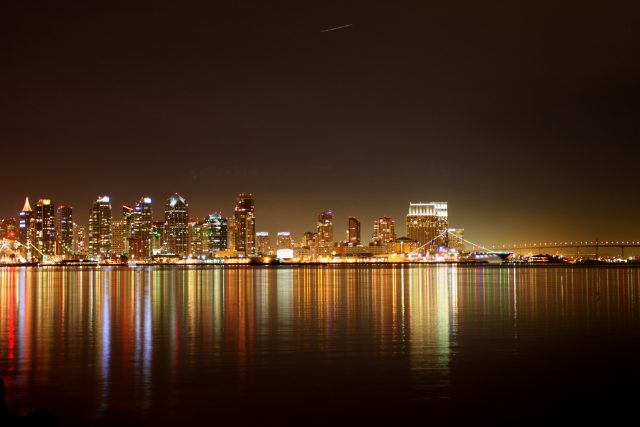 Die beleuchtete Skyline von San Diego spiegelt sich im Pazifik