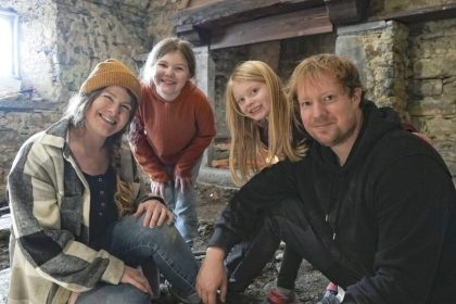 Vom Steinhaus zum Wohnhaus: Paar renoviert 200 Jahre alte Scheune in den Bergen