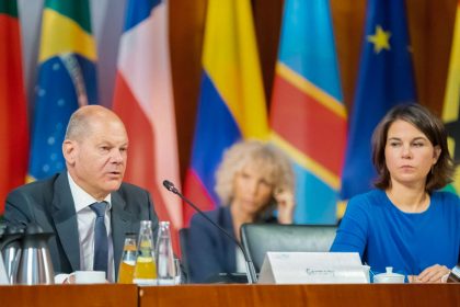 Klimadialog in Berlin: Scholz und Baerbock wollen Energiewende weltweit verbreiten
