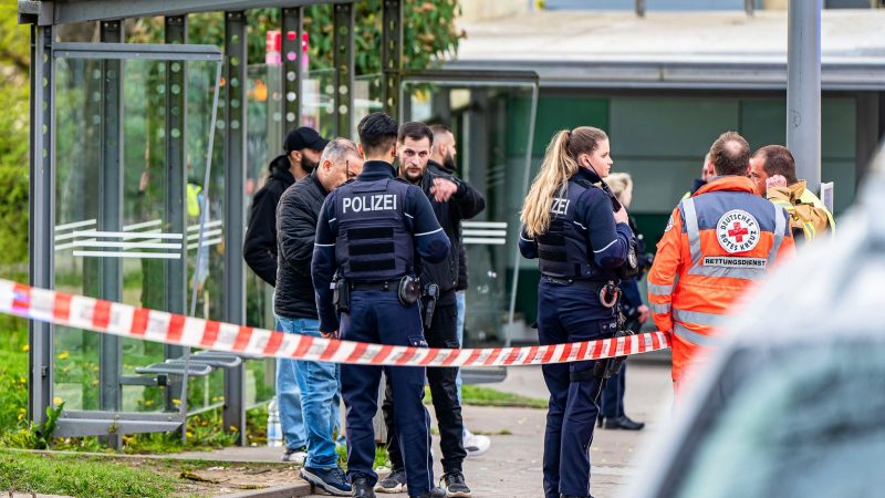 Einsatzkräfte der Polizei sichern Spuren am Tatort in Lüdenscheid.
