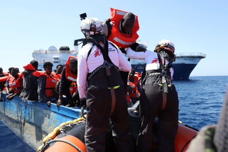 Migranten werden in den internationalen Gewässern vor der libyschen Küste von der Besatzung des Rettungsschiffs Geo Barents gerettet.